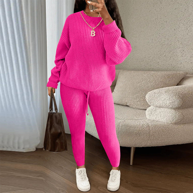 Vrouw in ribgebreide trui met bijpassende broek