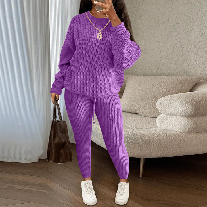 Vrouw in ribgebreide trui met bijpassende broek