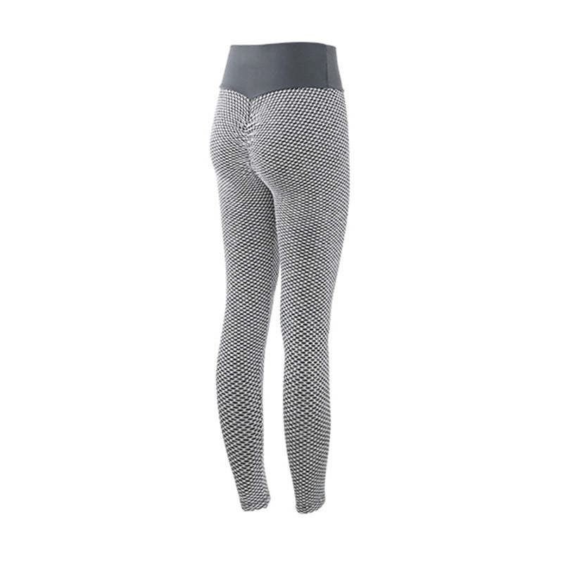 Vrouw in naadloze sportlegging met structuur