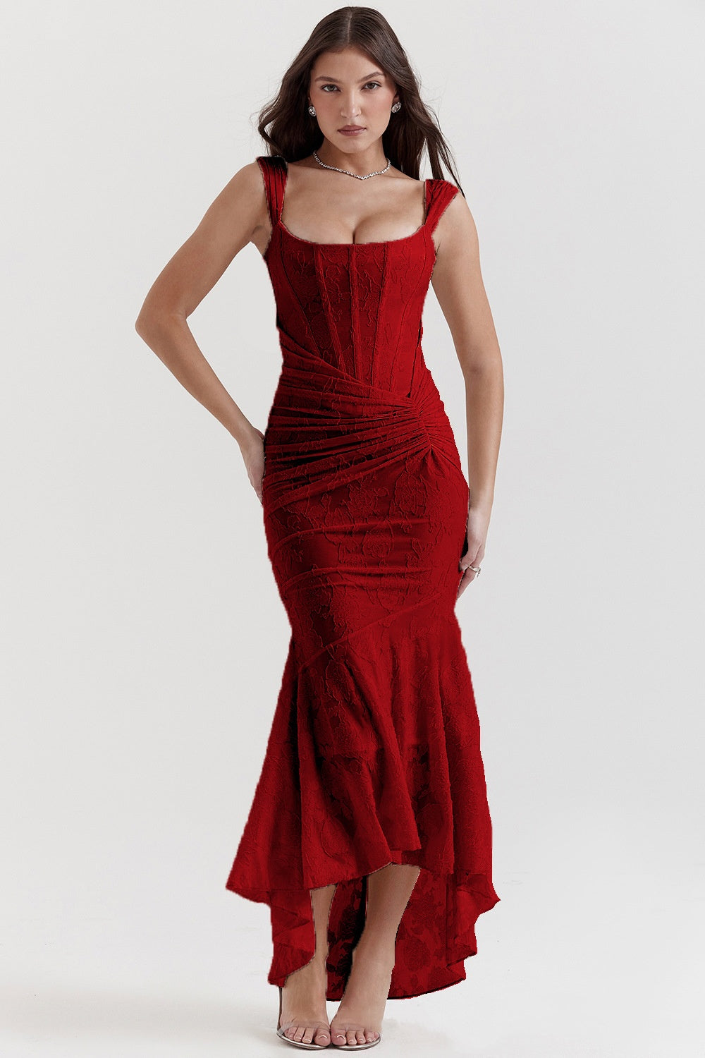 Vrouw in lange off-shoulder zeemeerminjurk
