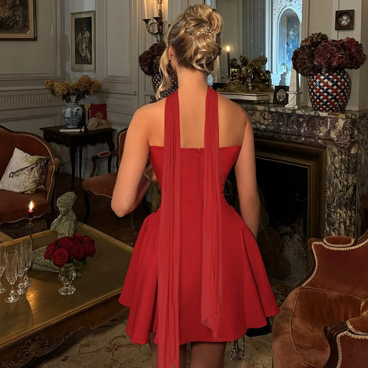 Vrouw in korte strapless jurk met halssjaaltje