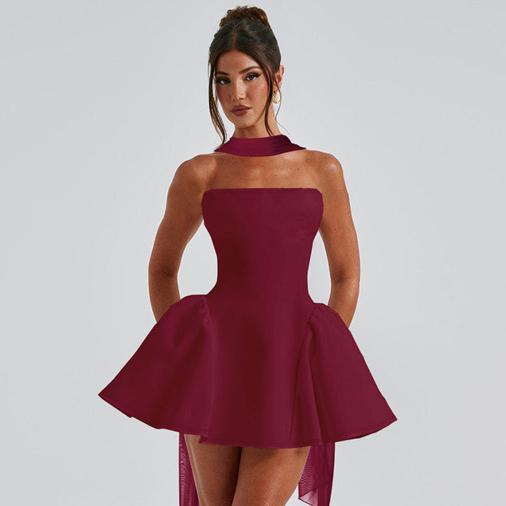 Vrouw in korte strapless jurk met halssjaaltje