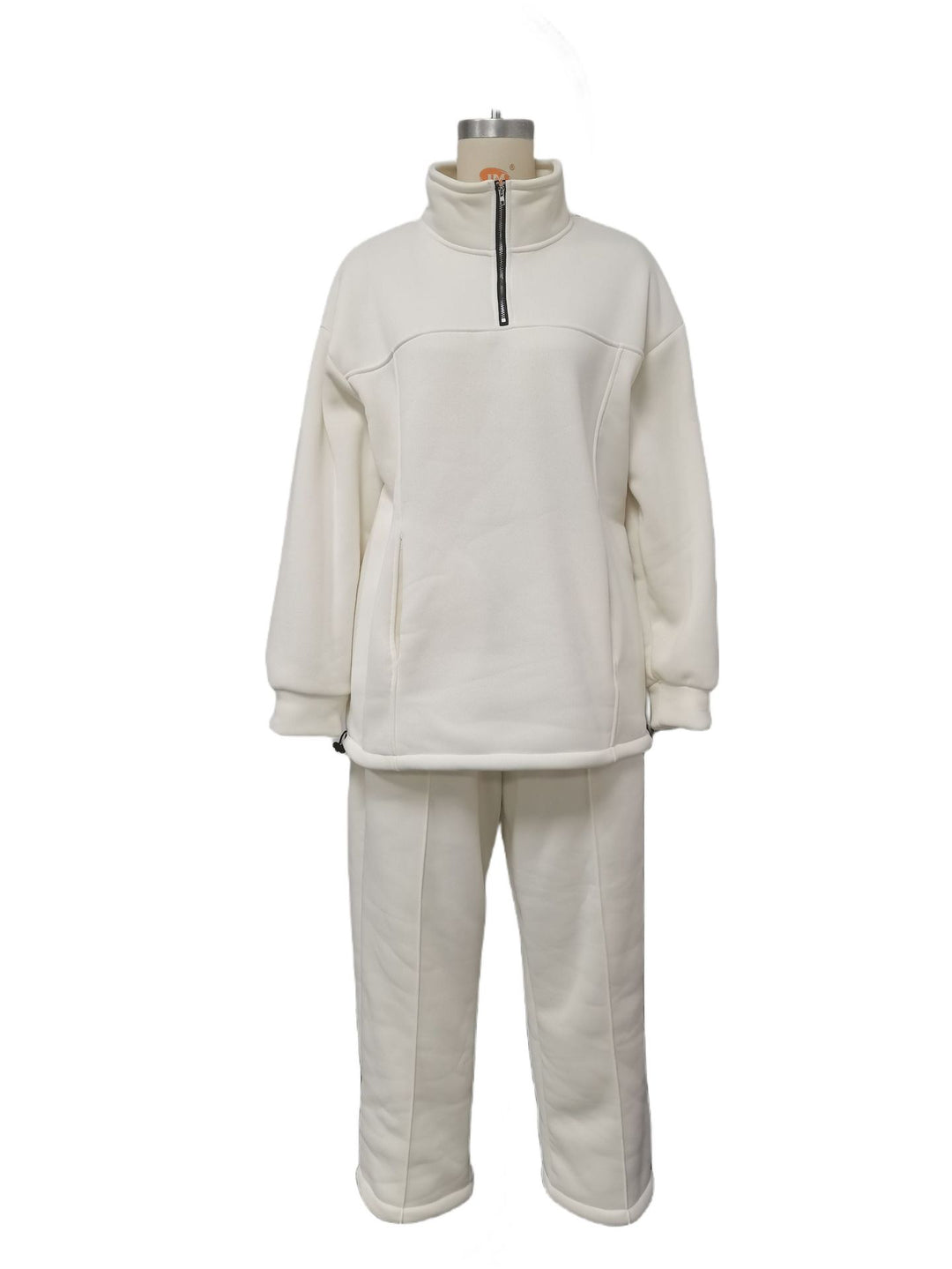 Vrouw in fleece joggingpak met halve rits