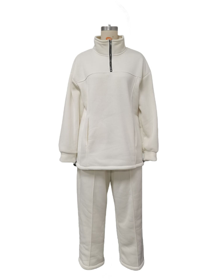 Vrouw in fleece joggingpak met halve rits