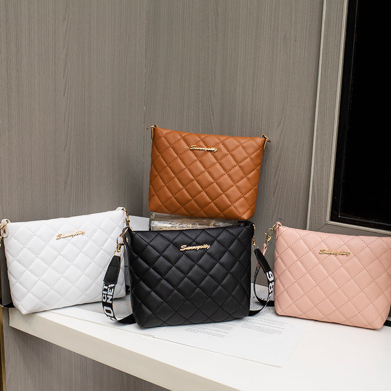 Zwart gewatteerd crossbody tasje met brede band