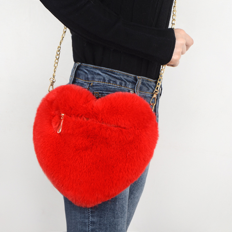 Hartvormige pluche tas met gouden ketting