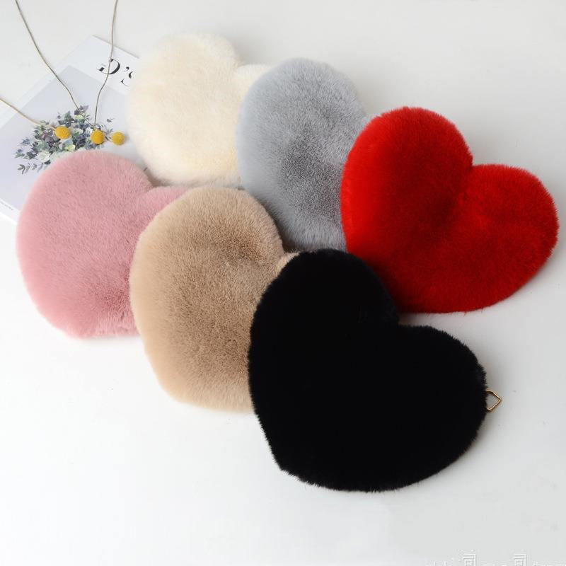Hartvormige pluche tas met gouden ketting