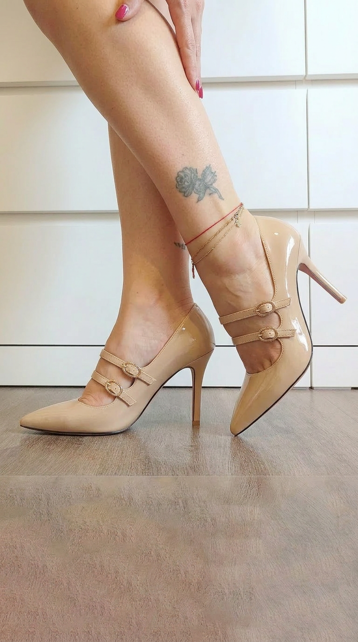 LUCIENNE STRAP POMP
