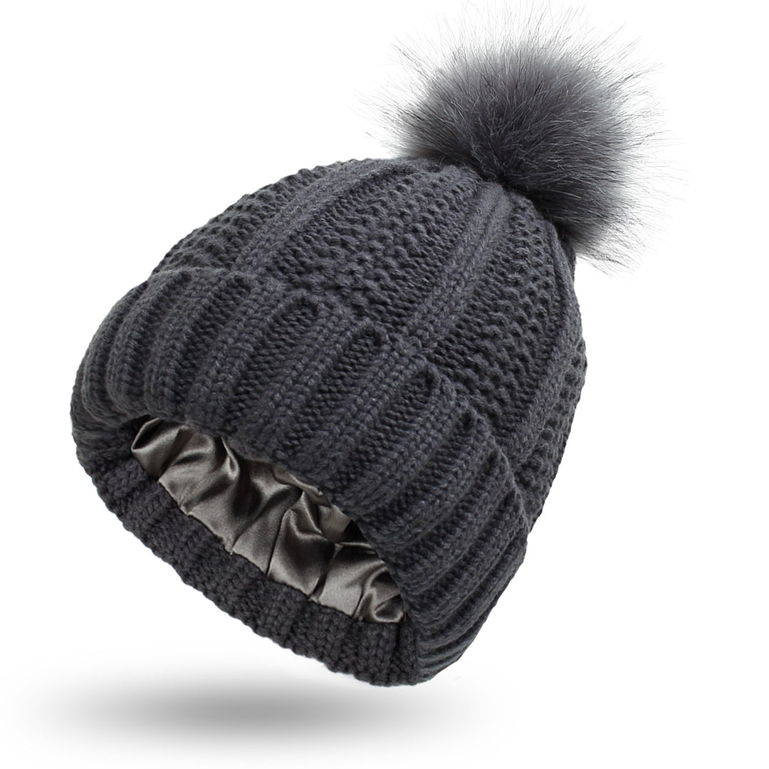 Grofgebreide muts met grote bontpompon
