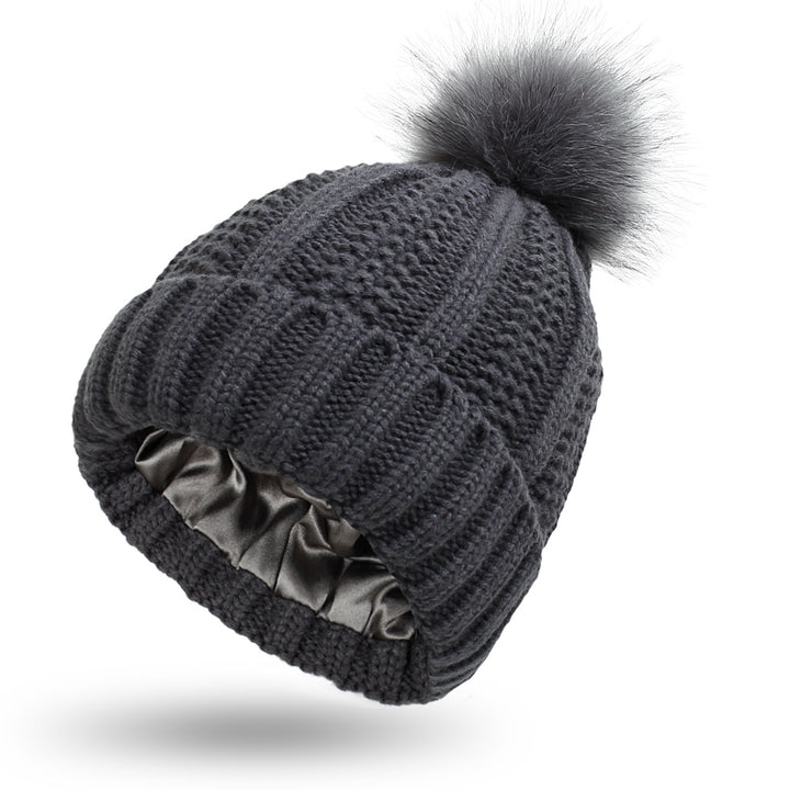 Grofgebreide muts met grote bontpompon
