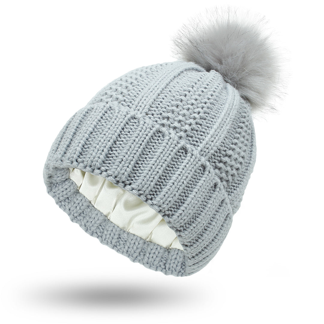 Grofgebreide muts met grote bontpompon