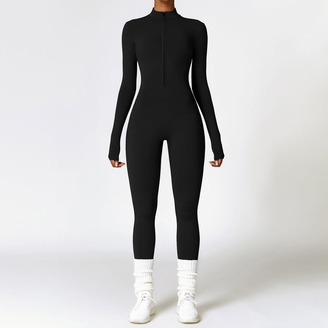 Vrouw in zwarte sportjumpsuit met rits