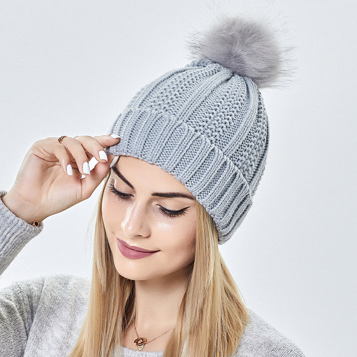 Grofgebreide muts met grote bontpompon
