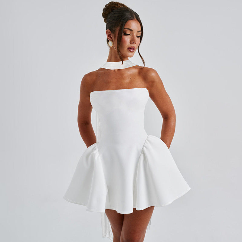 Vrouw in korte strapless jurk met halssjaaltje