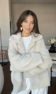 Vrouw in korte witte teddy jas