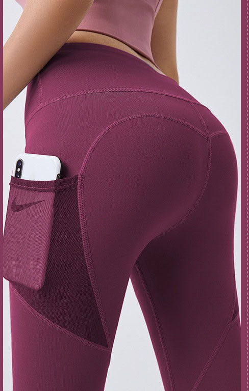 Vrouw in sportlegging met telefoon in zijvak