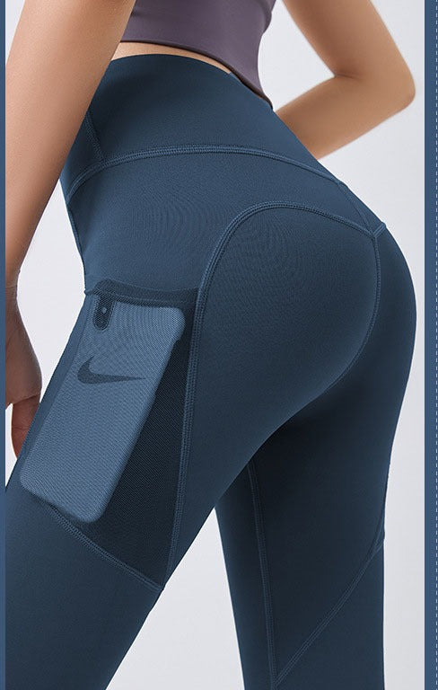 Vrouw in sportlegging met telefoon in zijvak