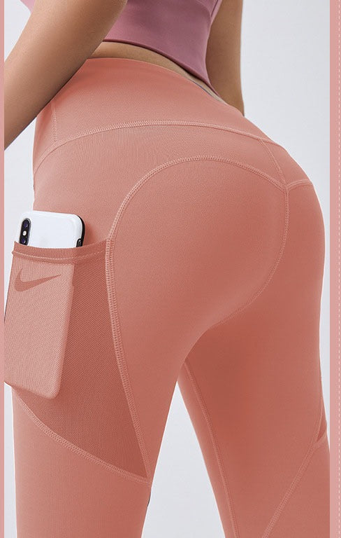 Vrouw in sportlegging met telefoon in zijvak