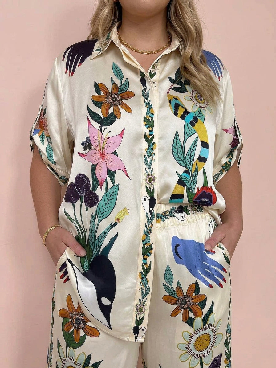 Ffion | Resort Vibes Satin unieke print shirt &amp; broek set Pasvorm