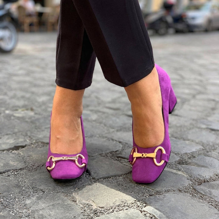 ELEGANTE PUMPS MET GOUDE DETAILS