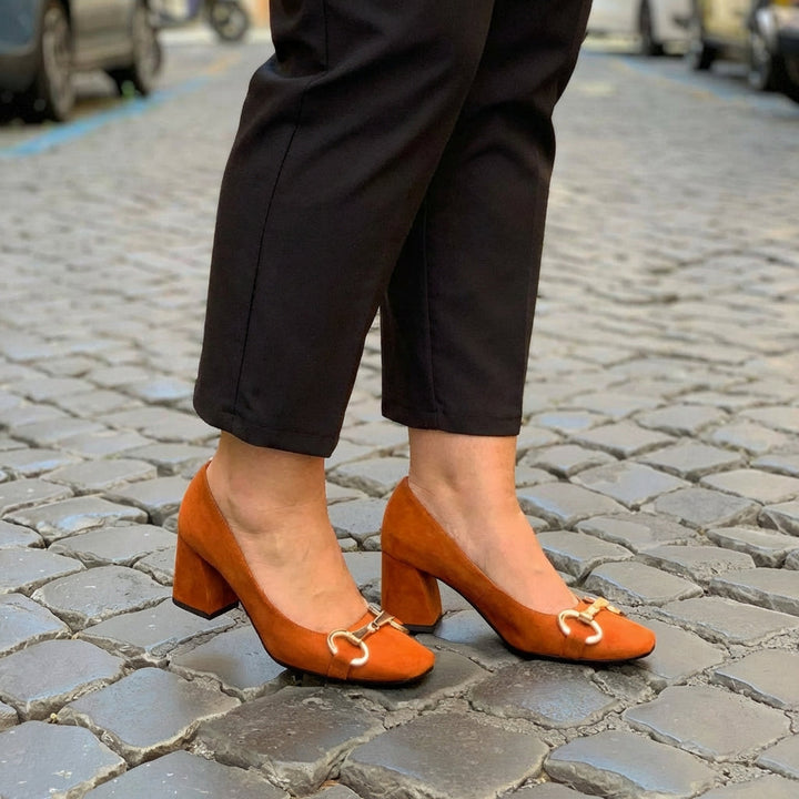 ELEGANTE PUMPS MET GOUDE DETAILS