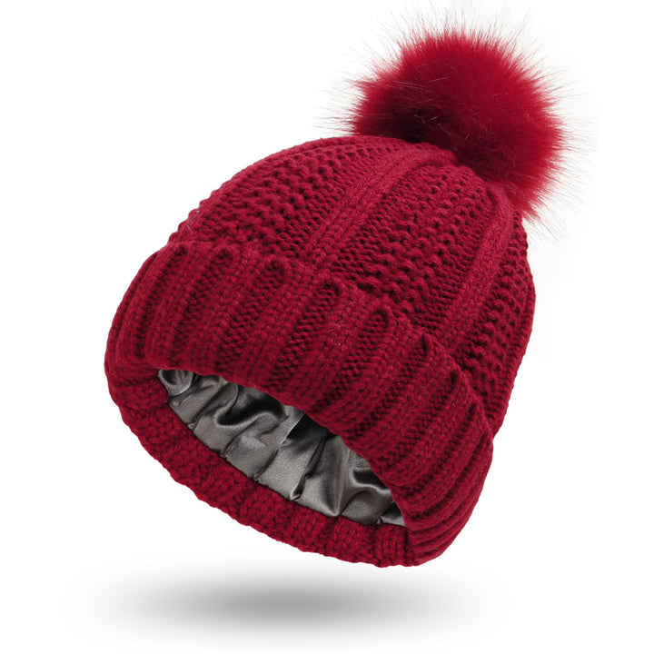 Grofgebreide muts met grote bontpompon