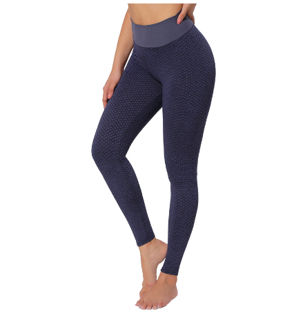 Vrouw in naadloze sportlegging met structuur
