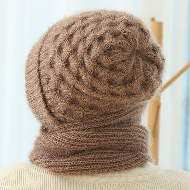 Vrouw met gebreide muts met vaste sjaal