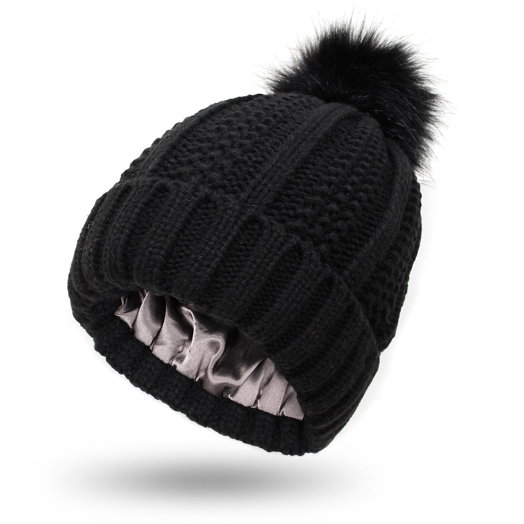 Grofgebreide muts met grote bontpompon
