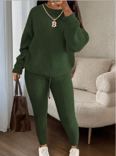 Vrouw in ribgebreide trui met bijpassende broek