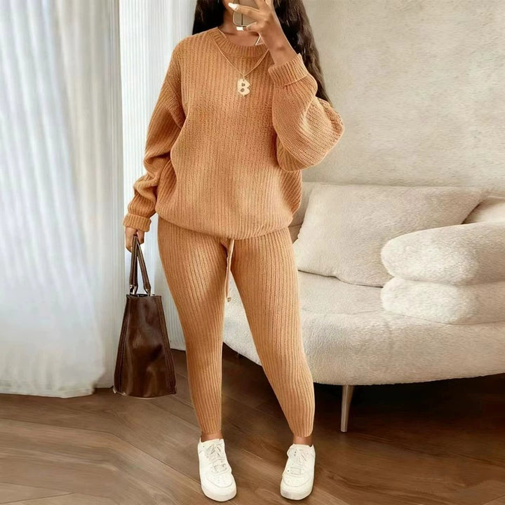 Vrouw in ribgebreide trui met bijpassende broek