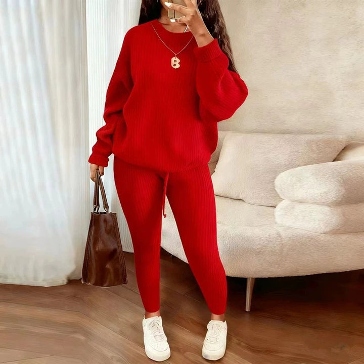 Vrouw in ribgebreide trui met bijpassende broek