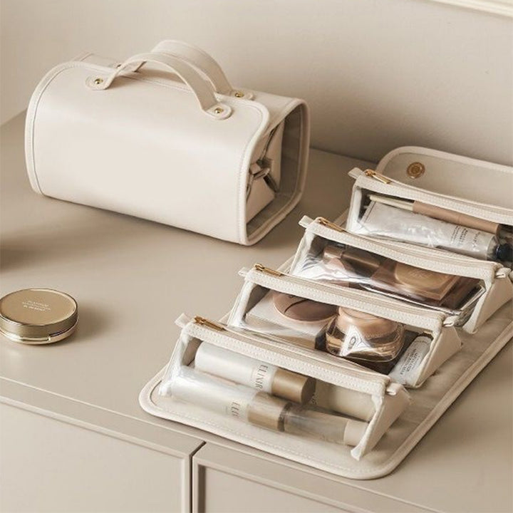Opengevouwen toilettas met doorzichtige etuis