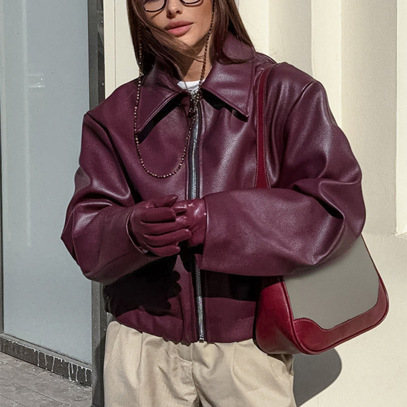 Vrouw in korte bordeaux jas van imitatieleer