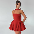 Vrouw in korte strapless jurk met halssjaaltje