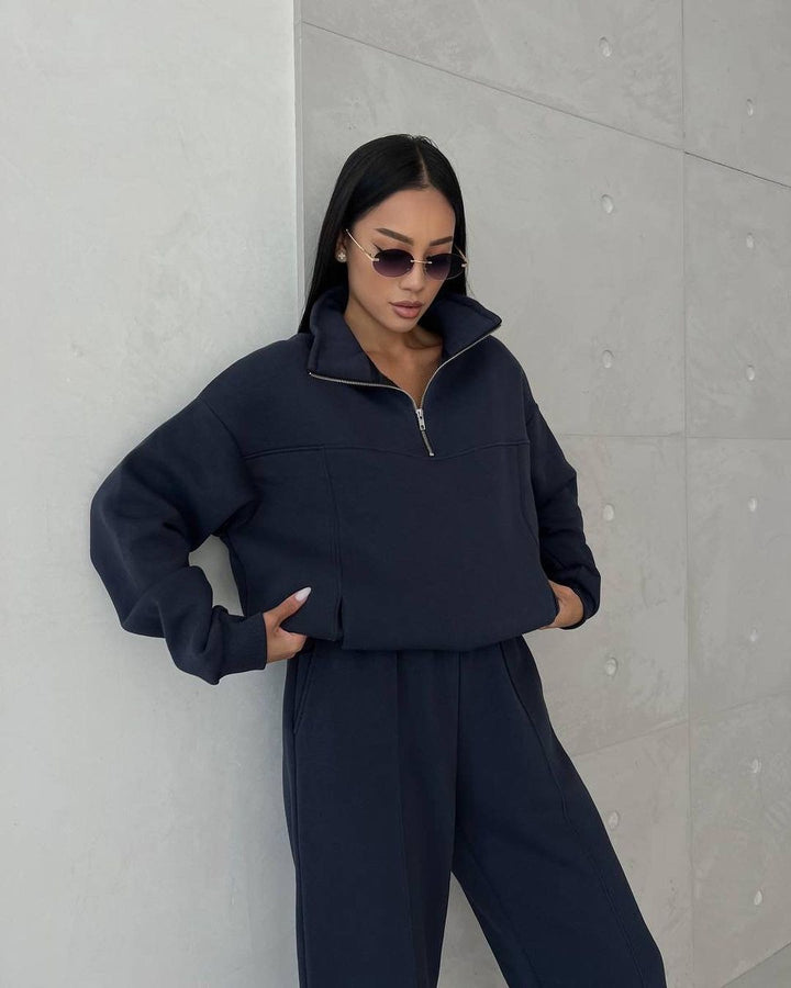 Vrouw in fleece joggingpak met halve rits