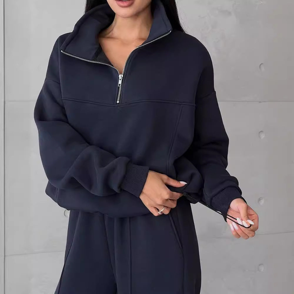 Vrouw in fleece joggingpak met halve rits