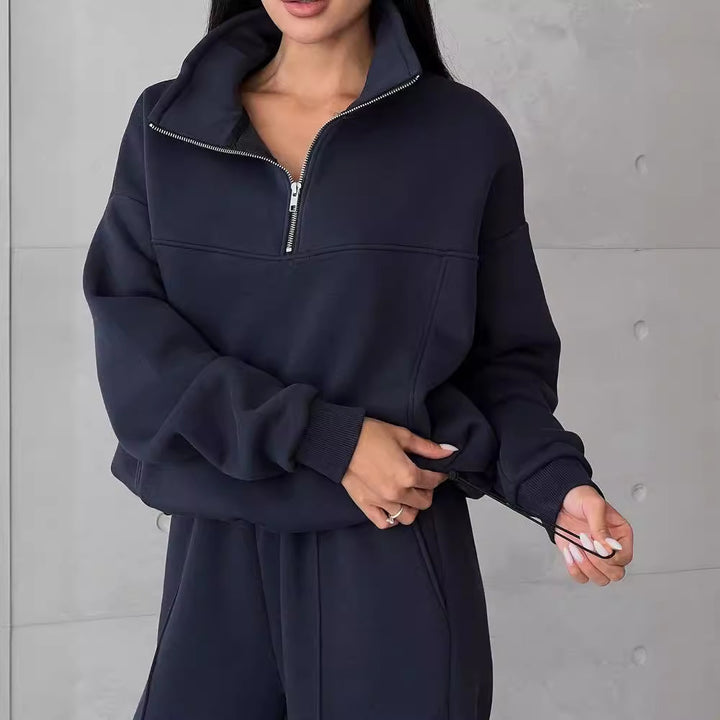 Vrouw in fleece joggingpak met halve rits